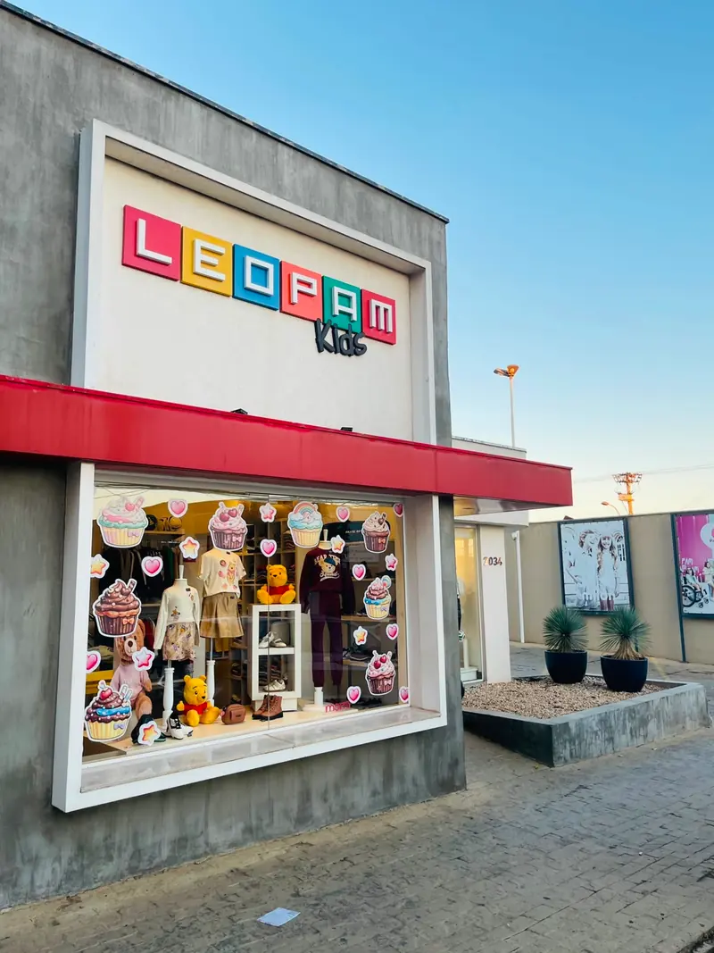 Fachada da loja Leopam Kids com vitrine decorada