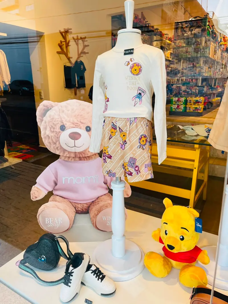 Vitrine da Leopam Kids com conjunto infantil, ursinho e Pooh